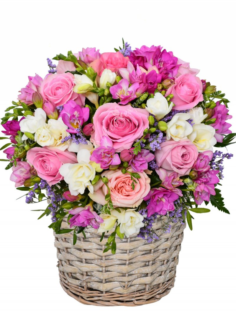 Романтическая цветочная корзина - доставка цветов