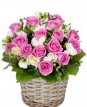 Розы и фрезия - цветочная корзина для доставки