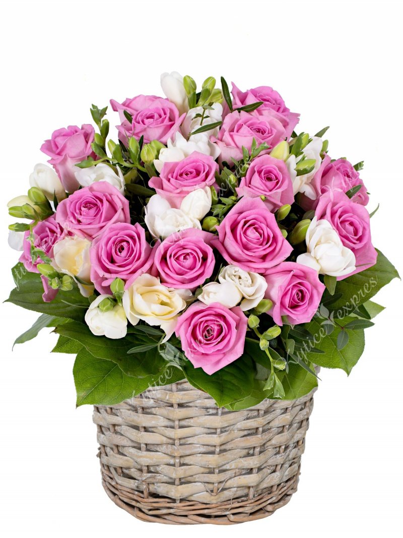 Розы и фрезия - цветочная корзина для доставки