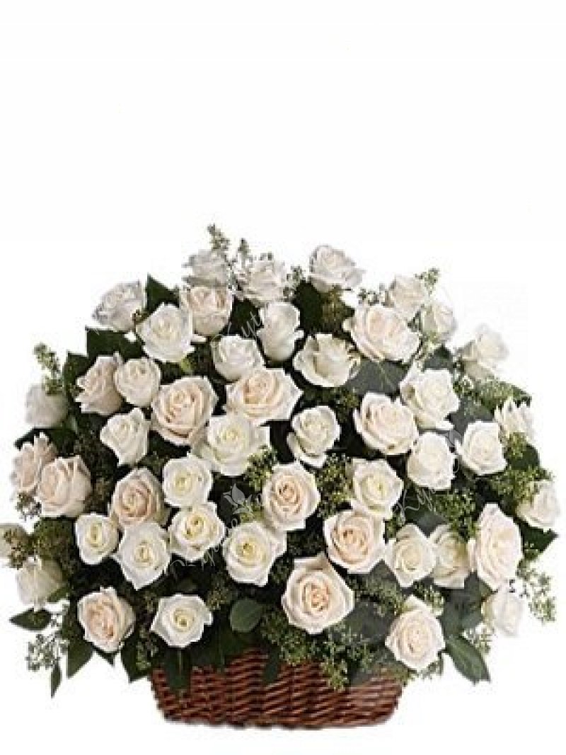 Цветочная корзина, полная белых роз
