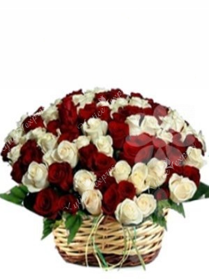Цветочная корзина из красных и белых роз